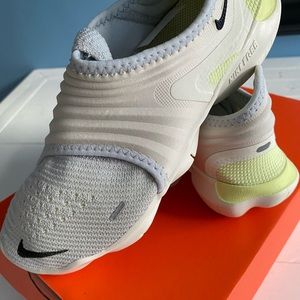 Nike Flyknit Ladies Sneakers size 6! NEW!!